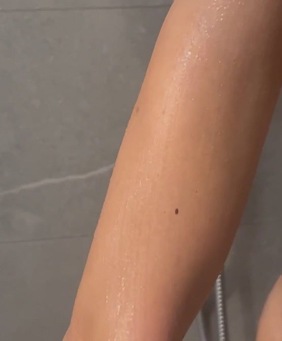 Load video: Exfoliating Wonder Mitt